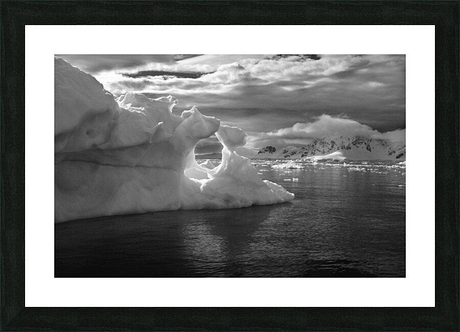 Ice Sculpture Window in Antarctica Impression et Cadre photo