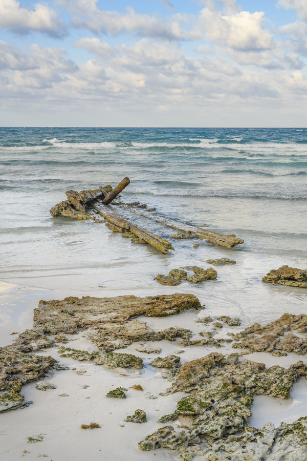 Cuban beach shipwreck Téléchargement Numérique