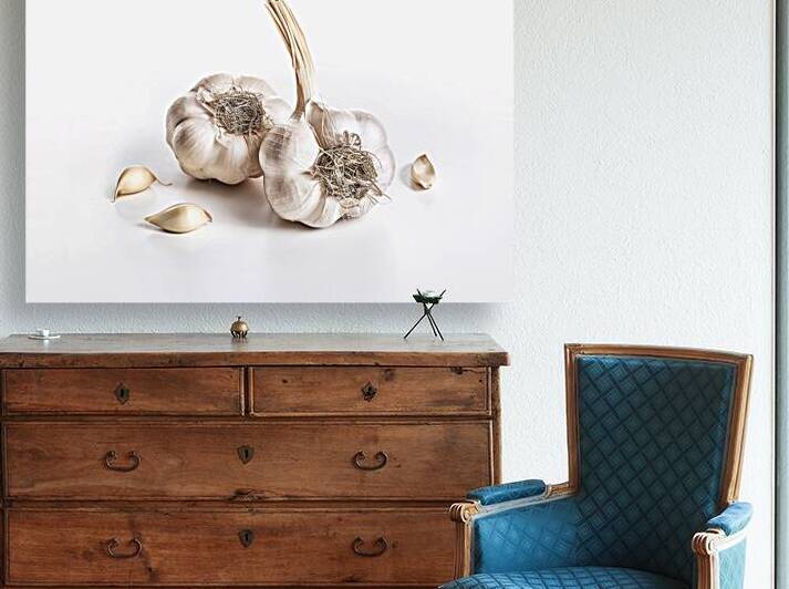 Two bulbs of garlic 2 by Romeu Hurmuzache
