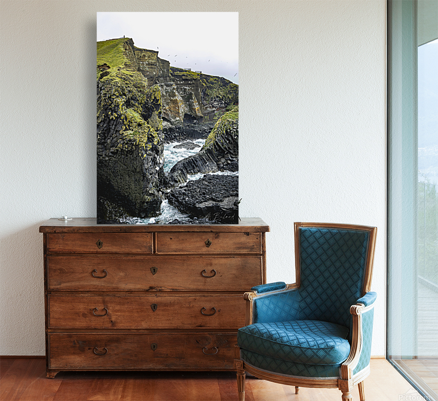 Black cliffs - Vertical Reproduction