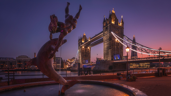 Sunset Over Tower Bridge | Iconic London Landmark with Sculpture Téléchargement Numérique