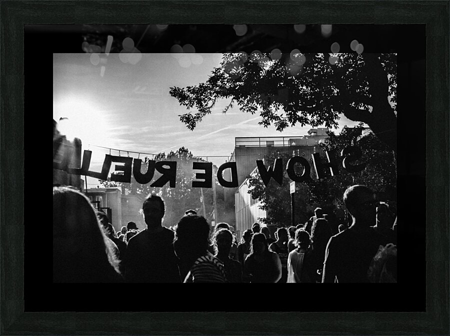 Show de ruelle Picture Frame print