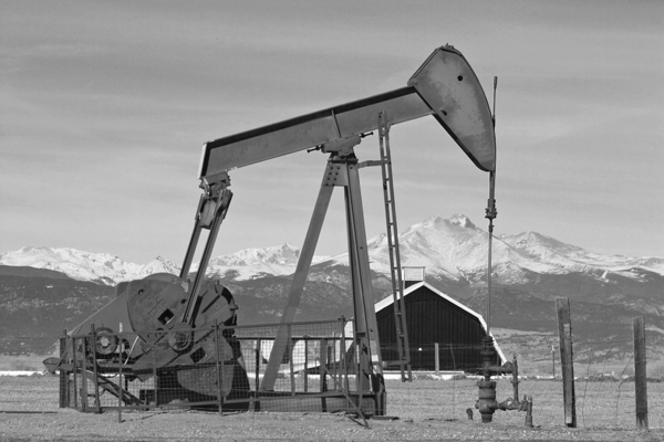 Oil Well Pumpjack Red Barn and Longs Peak BW Téléchargement Numérique