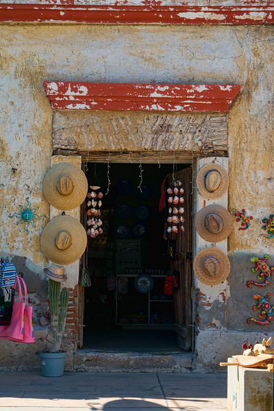 Rustic Mexican Shop Entrance With Traditional Hats Téléchargement Numérique