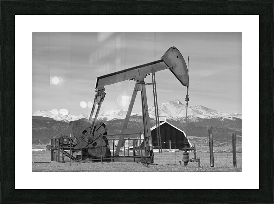 Oil Well Pumpjack Red Barn and Longs Peak BW Impression et Cadre photo