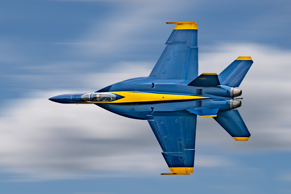 US Navy F-18 Super Hornet of the Blue Angels races across the sky Téléchargement Numérique