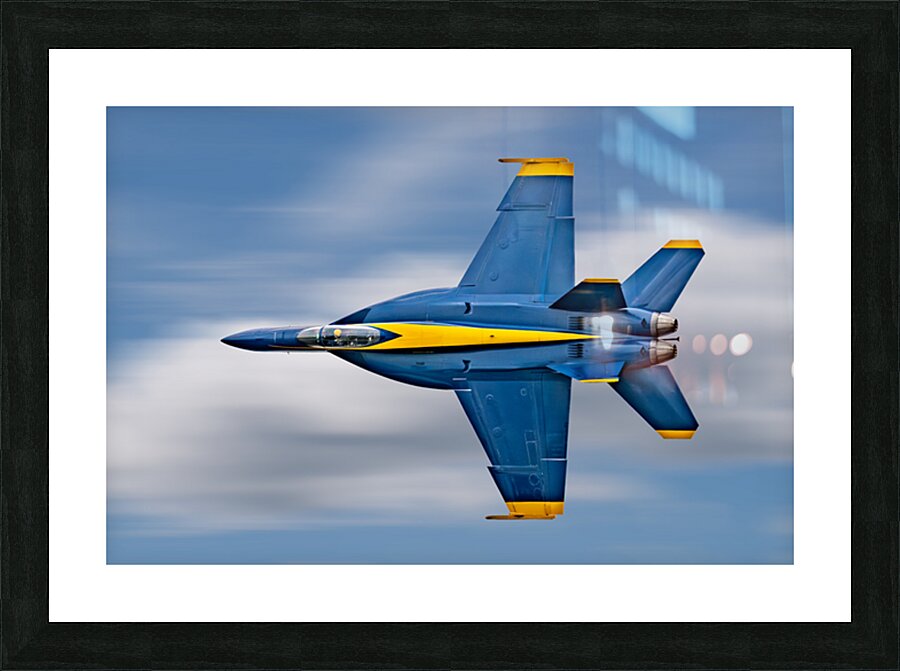 US Navy F-18 Super Hornet of the Blue Angels races across the sky Impression et Cadre photo
