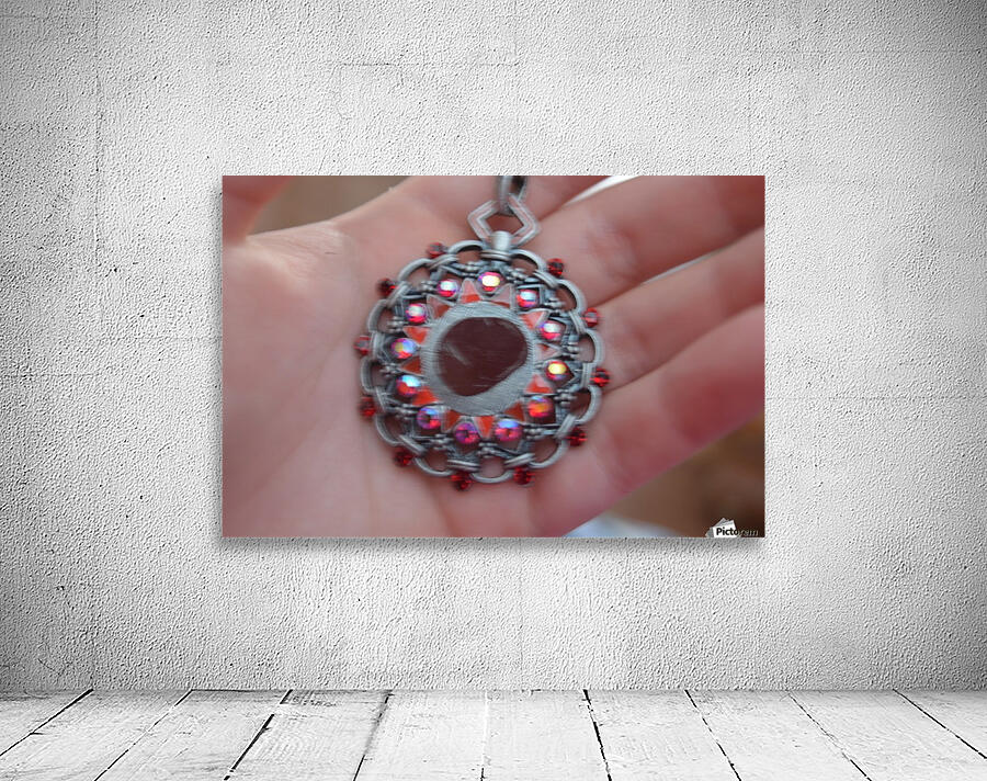 Pretty necklace Wall Preview