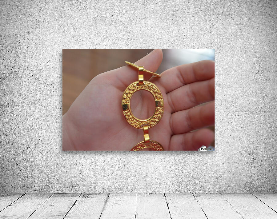 Golden necklace Wall Preview