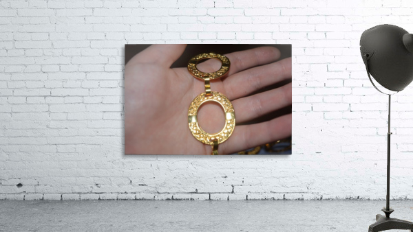 Golden necklace Wall Preview