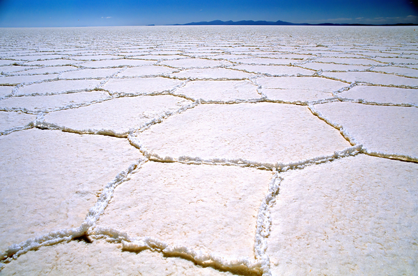 Expansive white salt flat with geometric patterns. Téléchargement Numérique