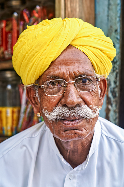 Senior man in yellow turban in Jaisalmer Rajasthan India Téléchargement Numérique