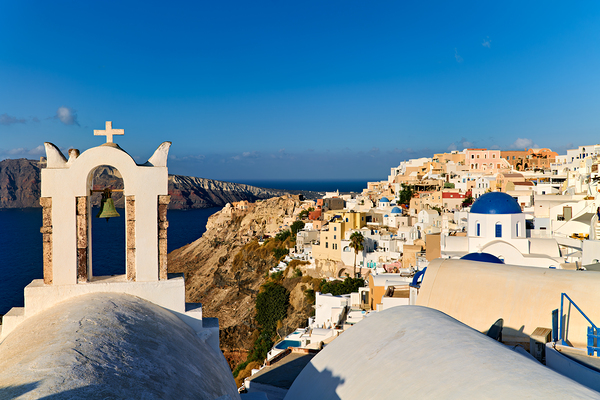 Santorini village with church bell tower overlooking caldera. Téléchargement Numérique