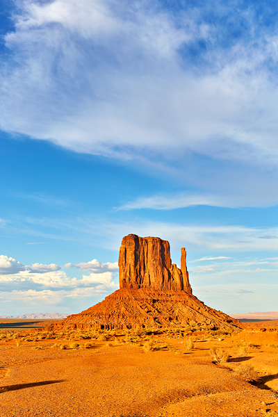 Monument Valley shows red rock formations under blue sky Téléchargement Numérique