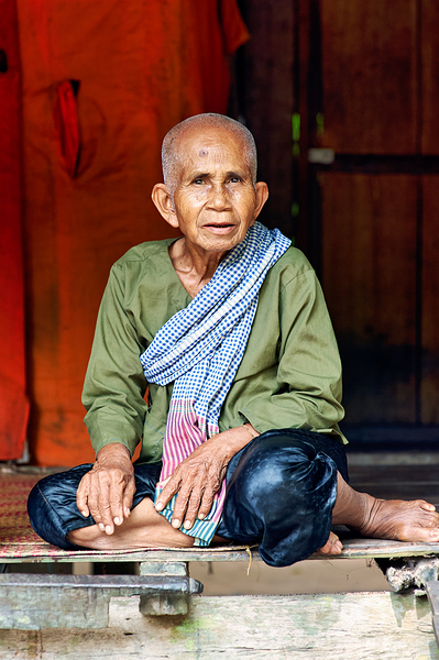Elderly person in traditional clothing sitting calmly. Téléchargement Numérique