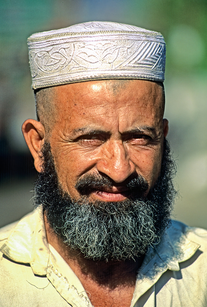 Portrait of a bearded man in Pakistan during daylight Téléchargement Numérique