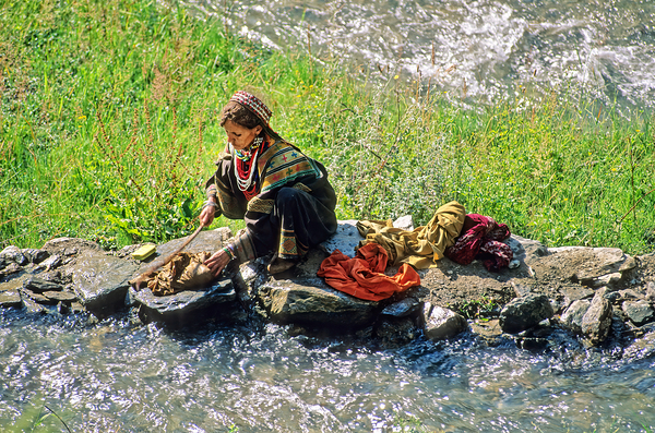 Life in Kalash Village in Bumburet Valley with river scene Téléchargement Numérique
