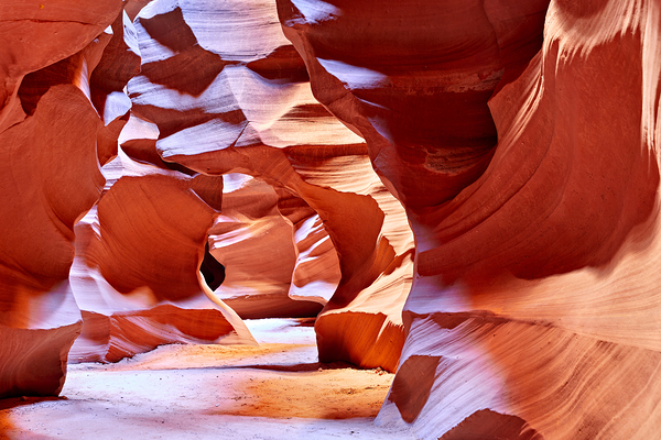 Exploring the winding paths of Antelope Slot Canyon in USA Téléchargement Numérique