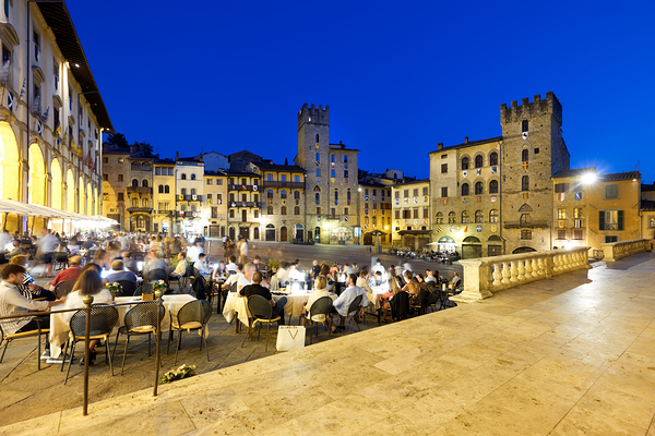 Piazza Grande at sunset offers dining and socializing in Arezzo Téléchargement Numérique