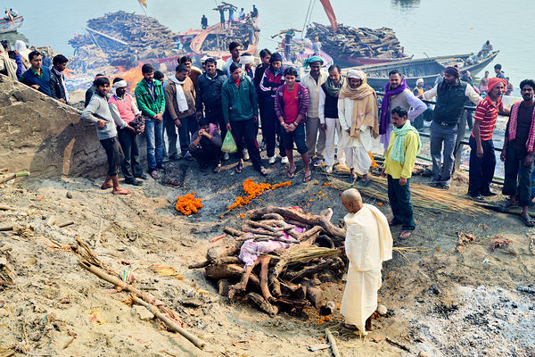 Cremation rites by the Ganges River in Varanasi India Téléchargement Numérique