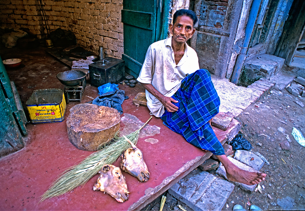 Street butcher working in Lahore during daytime hours Téléchargement Numérique