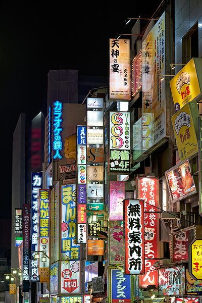 Neon lights illuminate Shinjuku district streets in Tokyo at nig Téléchargement Numérique