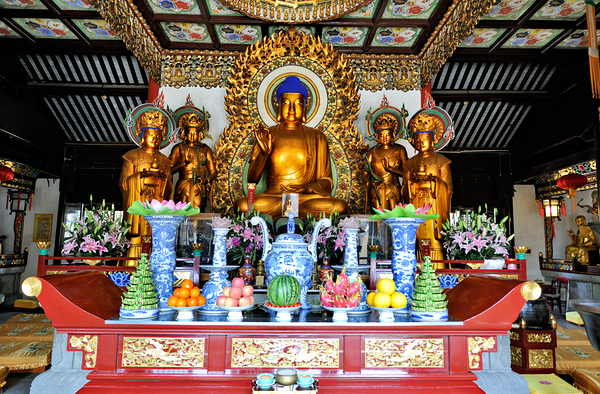 Visitors observe golden statues in Shanghai Buddhist temple inte Digital Download