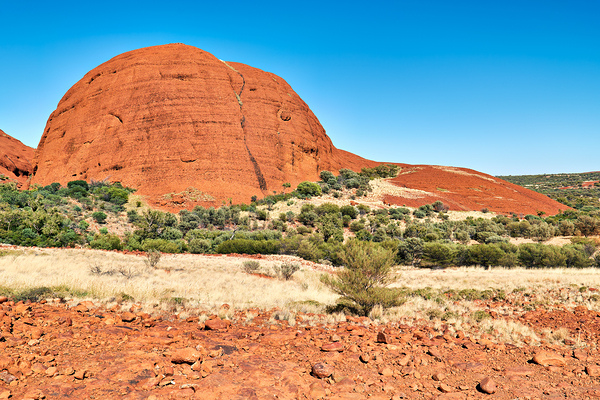 Vast red rock formation under a clear blue sky. Téléchargement Numérique
