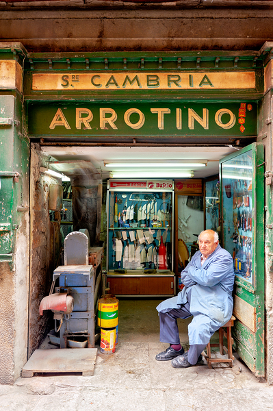 Grinder street shop in Palermo Sicily with shopkeeper Téléchargement Numérique