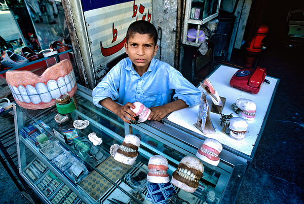 Street dentist offers services in Peshawar with dental models Digital Download