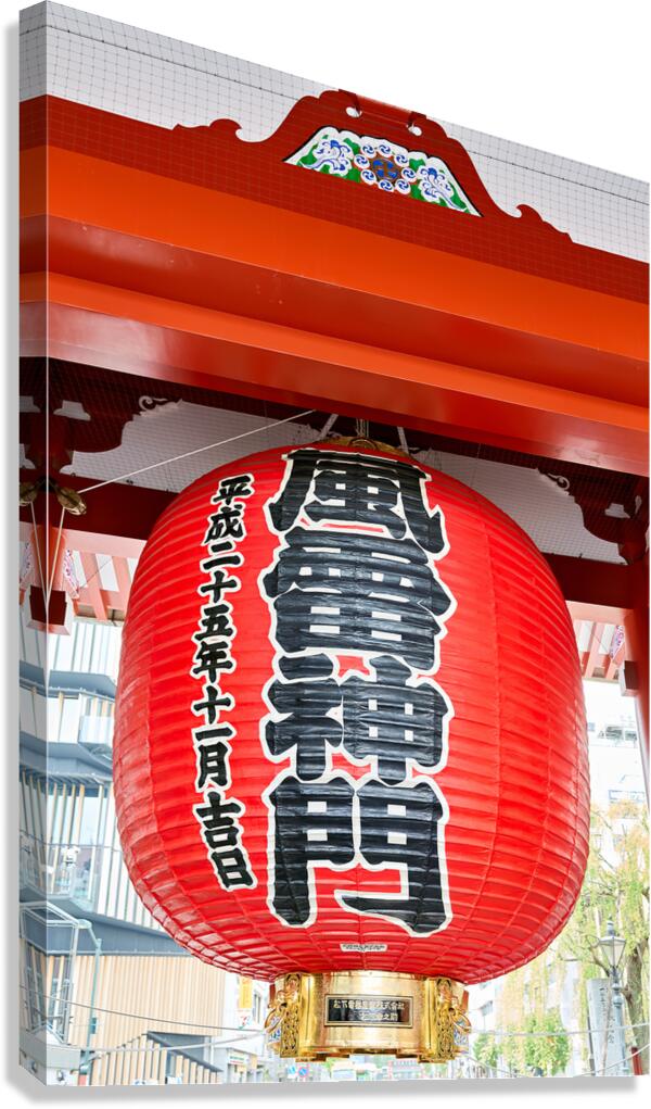 Giant red lantern at Sensoji temple in Asakusa Tokyo