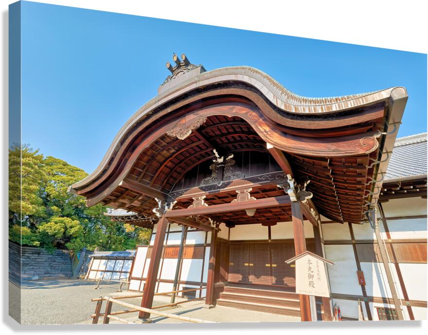 Visitors admire the entrance of Honmaru Palace in Nijo Castle K