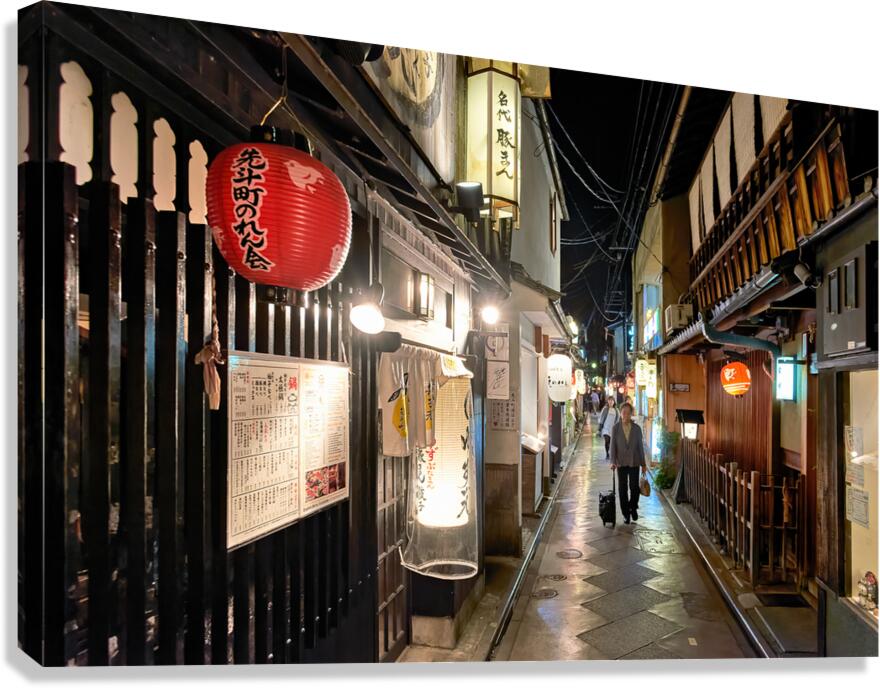 Night scene in Gion district with restaurants and lanterns in Ky