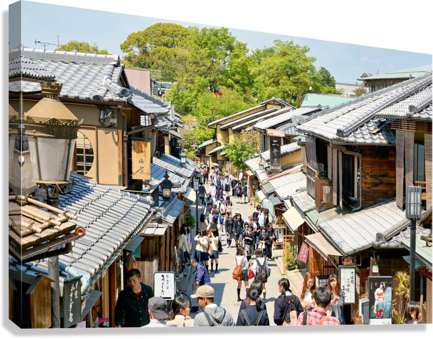 Many people stroll along the streets of Higashiyama district in 