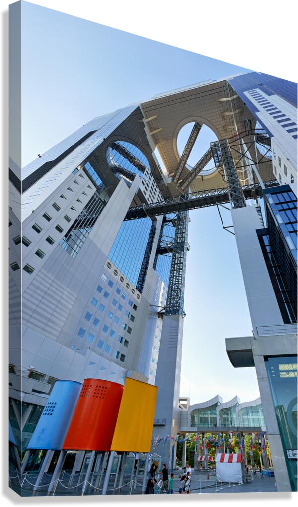 Osakas Umeda Sky Building shows modern architecture and busy ac