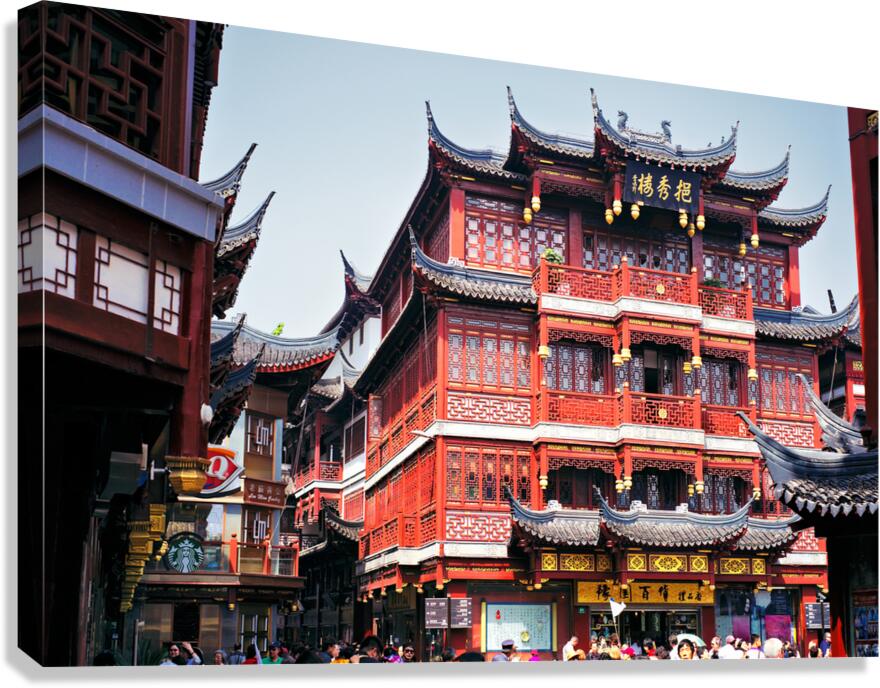 Traditional architecture in Shanghai marketplace draws crowds