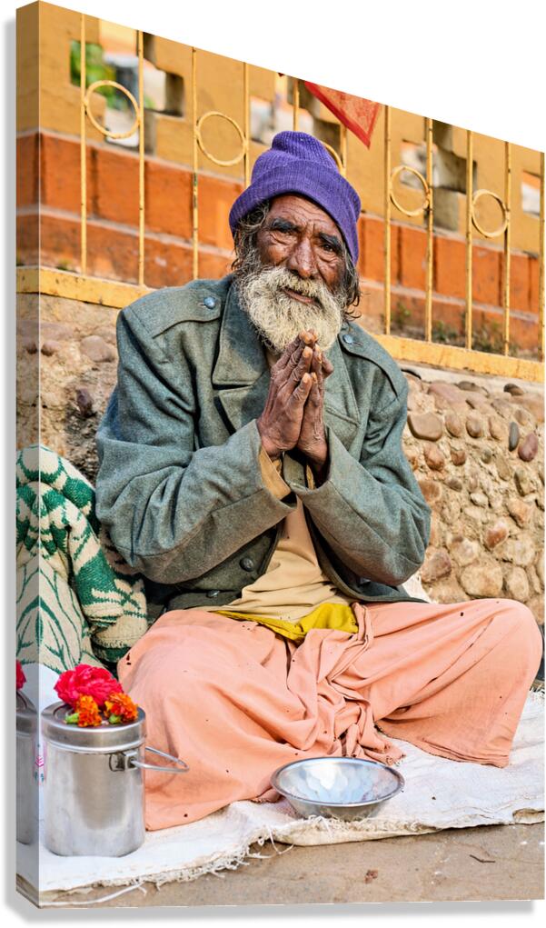 Man in Orchha engages in prayer by a busy road