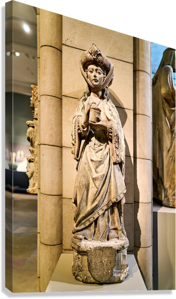 Sculpture of a woman holding a book in the Metropolitan Museum o