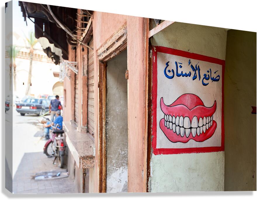 Entrance of dentist office in Marrakesh with dental sign