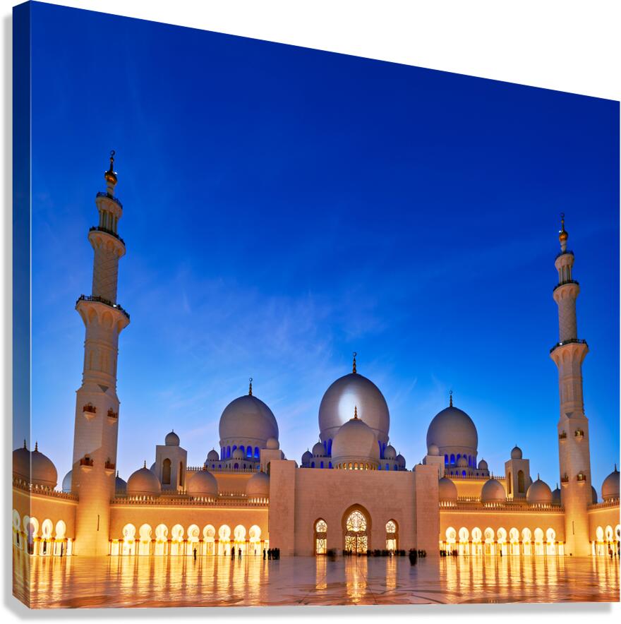 Visiting Sheikh Zayed Grand Mosque in Abu Dhabi at night