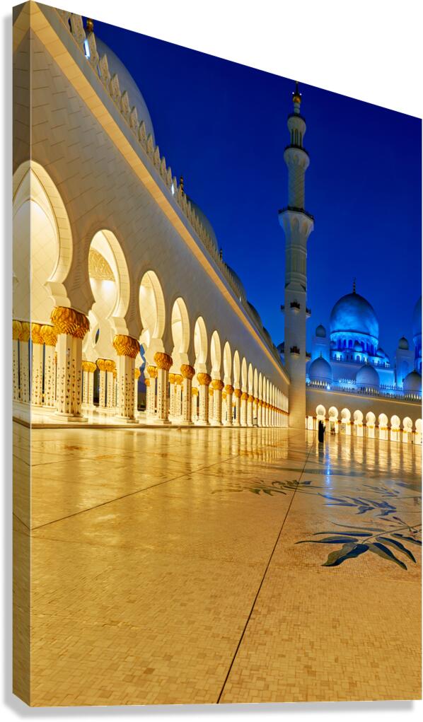 Visiting Sheikh Zayed Grand Mosque in Abu Dhabi at night