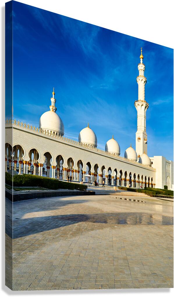 Beautiful mosque stands tall in Abu Dhabi under blue sky