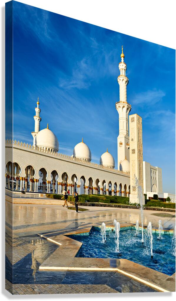 Explore the beauty of the Sheikh Zayed Grand Mosque in Abu Dhabi