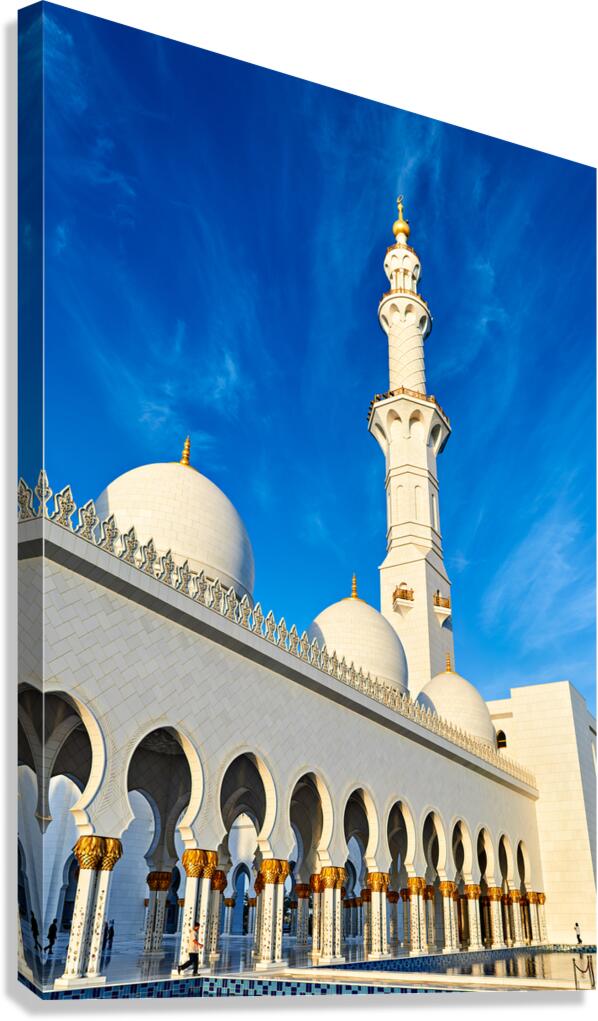 Sheikh Zayed Grand Mosque in Abu Dhabi under blue sky