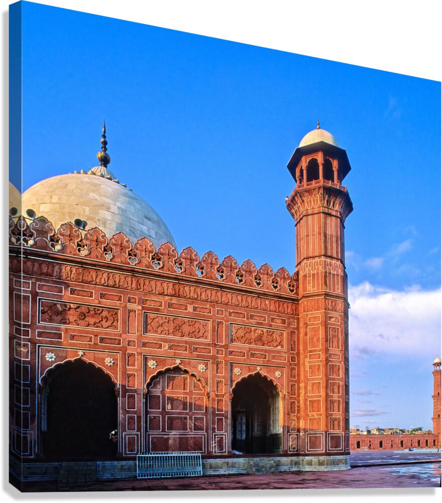 Badshahi mosque stands in Lahore under clear blue sky