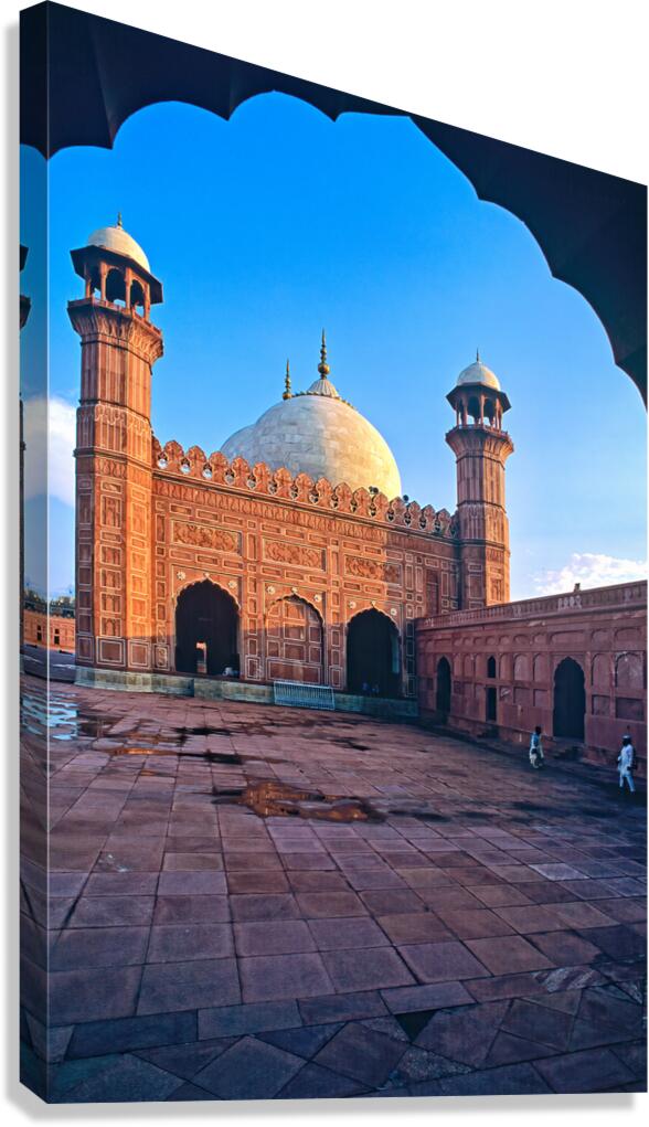 Badshahi mosque in Lahore shows historic architecture in sun