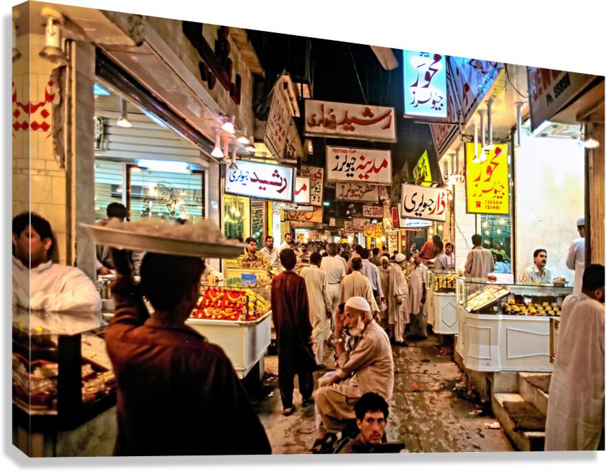 Night market in Lahore filled with vendors and shoppers