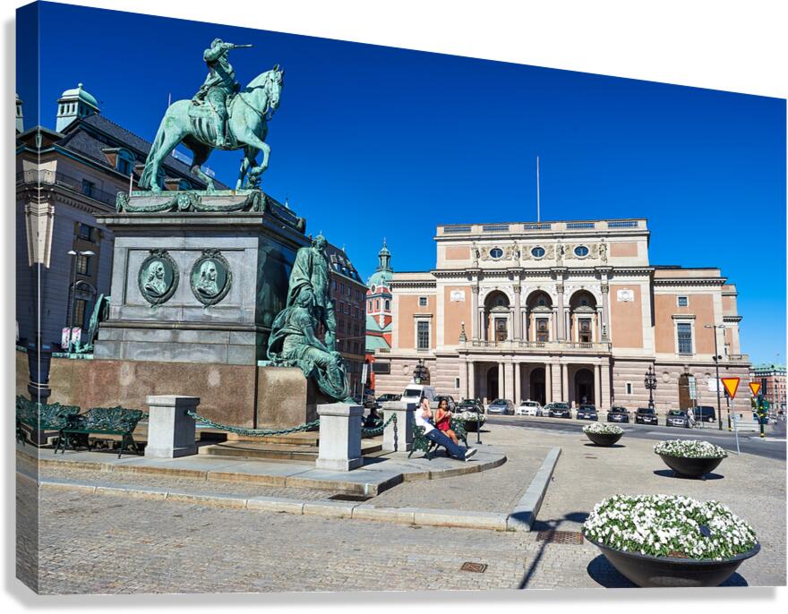 Walking in Gamla Stan near the statue and building