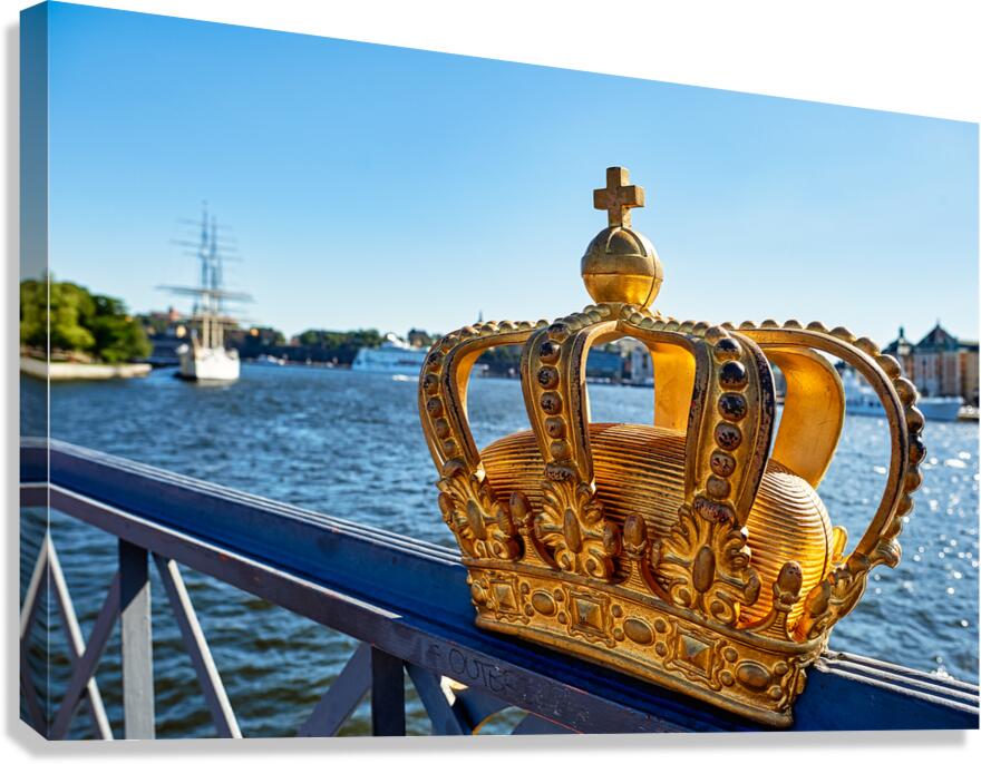 Skeppsholmsbron: river view with a golden crown