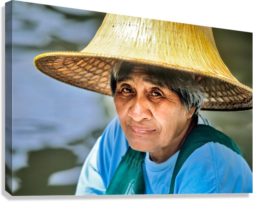 Market vendors sell produce on boats in Bangkok floating market